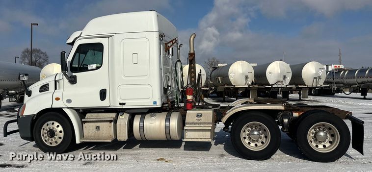 image for item FK1562 2014 Freightliner Cascadia semi truck