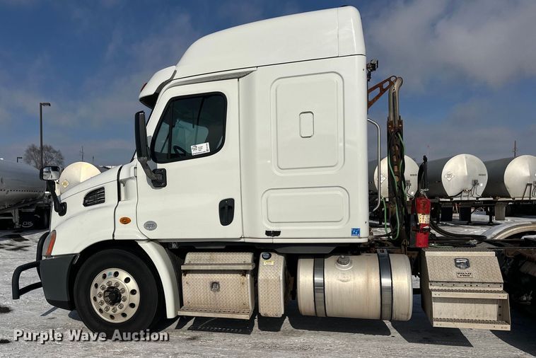 image for item FK1562 2014 Freightliner Cascadia semi truck