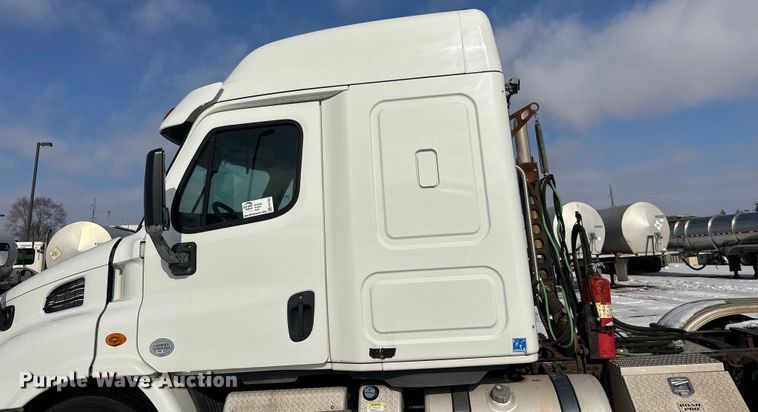 image for item FK1562 2014 Freightliner Cascadia semi truck