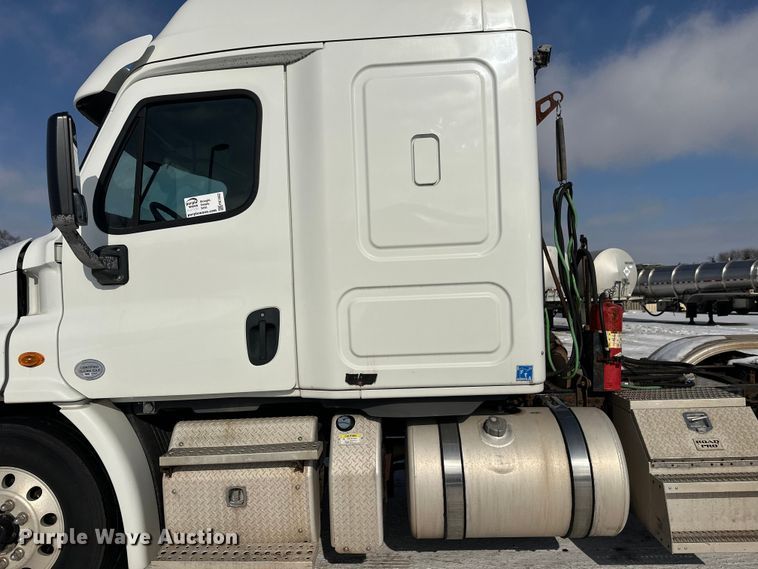 image for item FK1562 2014 Freightliner Cascadia semi truck
