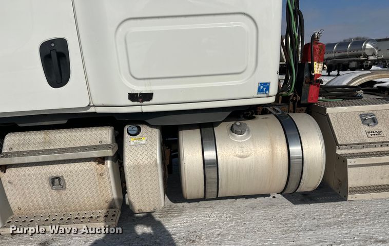 image for item FK1562 2014 Freightliner Cascadia semi truck