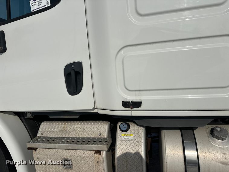 image for item FK1562 2014 Freightliner Cascadia semi truck