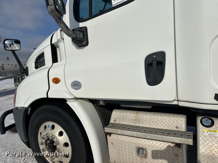 image for item FK1562 2014 Freightliner Cascadia semi truck