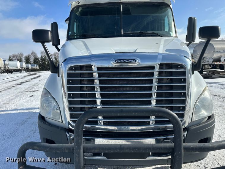 image for item FK1562 2014 Freightliner Cascadia semi truck