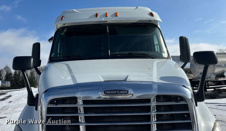 image for item FK1562 2014 Freightliner Cascadia semi truck