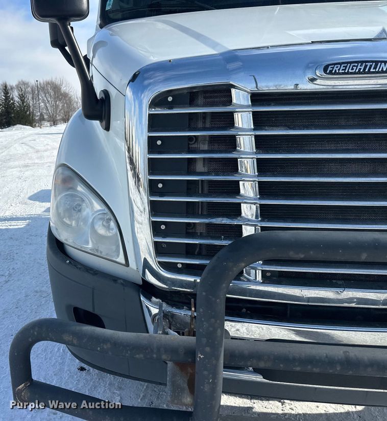 image for item FK1562 2014 Freightliner Cascadia semi truck