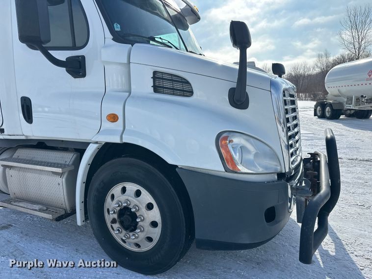 image for item FK1562 2014 Freightliner Cascadia semi truck