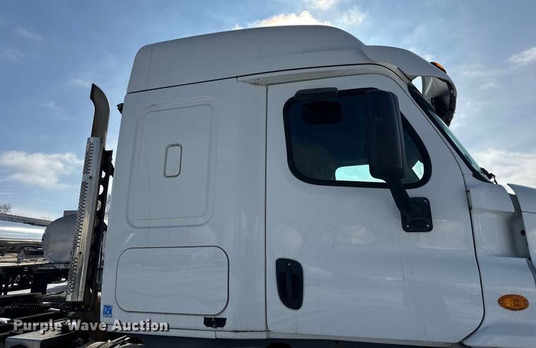 image for item FK1562 2014 Freightliner Cascadia semi truck