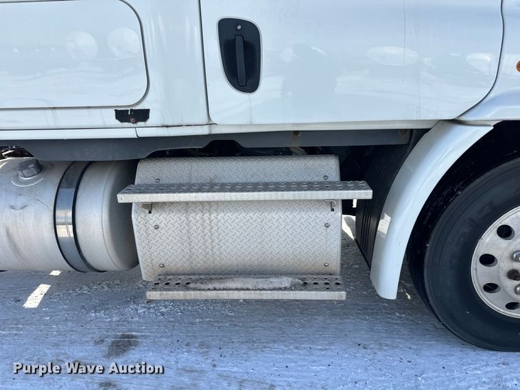 image for item FK1562 2014 Freightliner Cascadia semi truck