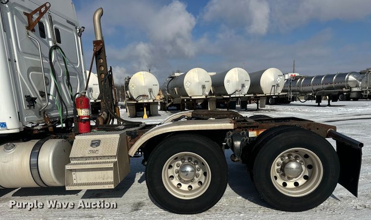 image for item FK1562 2014 Freightliner Cascadia semi truck