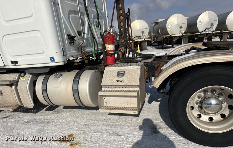 image for item FK1562 2014 Freightliner Cascadia semi truck