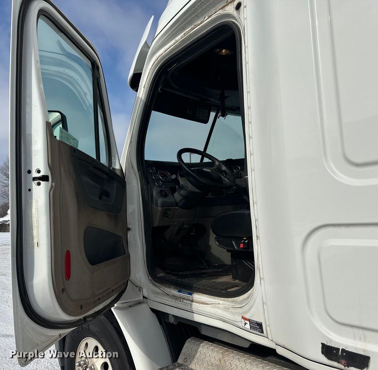image for item FK1562 2014 Freightliner Cascadia semi truck