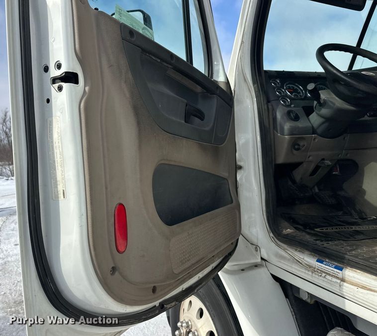 image for item FK1562 2014 Freightliner Cascadia semi truck