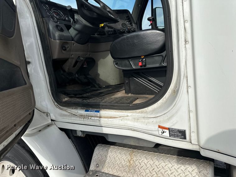 image for item FK1562 2014 Freightliner Cascadia semi truck