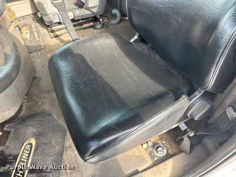 image for item FK1562 2014 Freightliner Cascadia semi truck