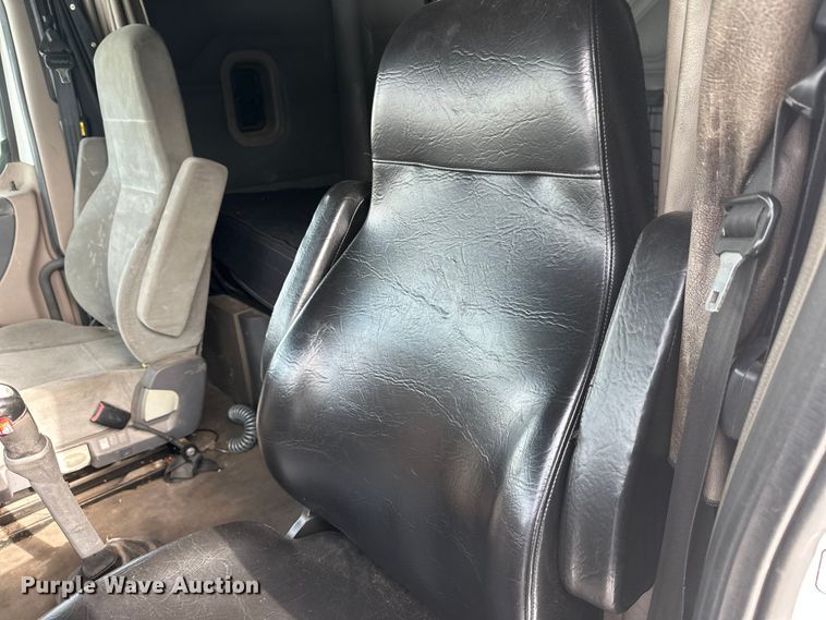 image for item FK1562 2014 Freightliner Cascadia semi truck