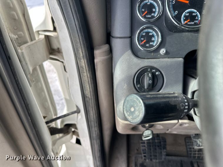 image for item FK1562 2014 Freightliner Cascadia semi truck