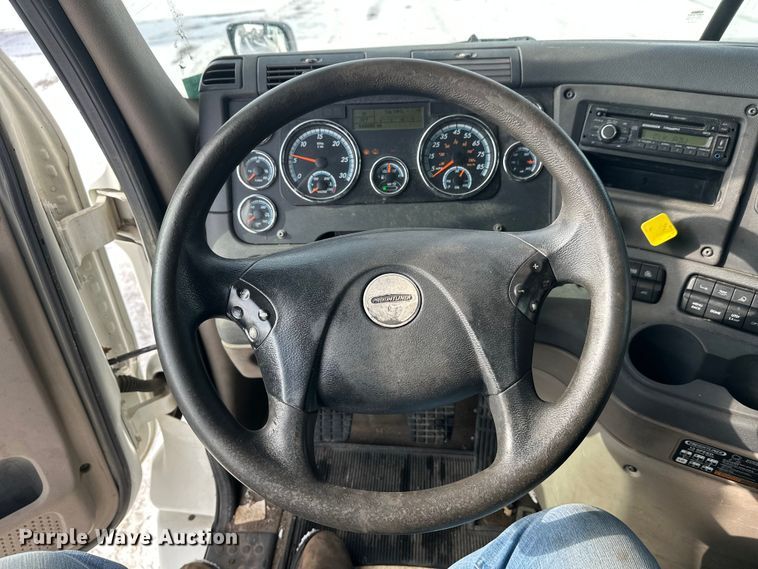 image for item FK1562 2014 Freightliner Cascadia semi truck