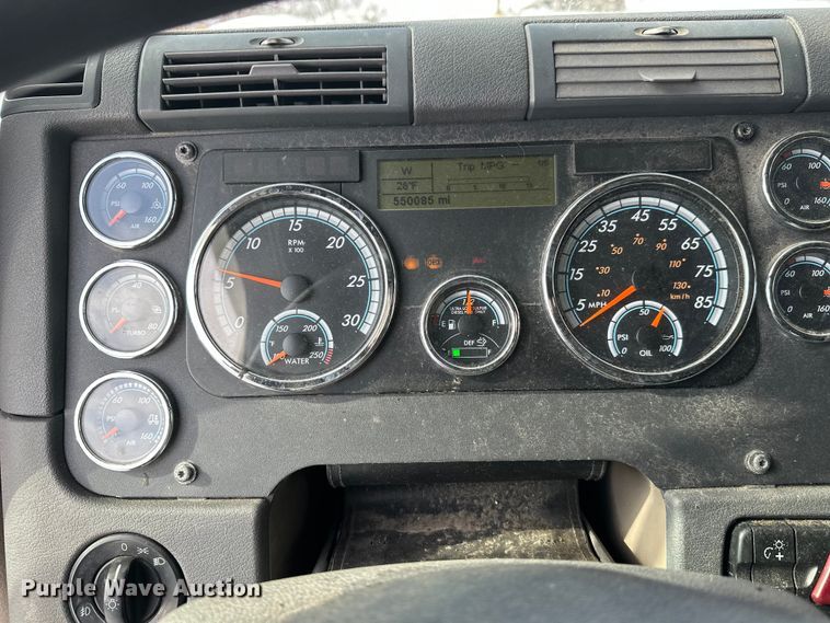 image for item FK1562 2014 Freightliner Cascadia semi truck