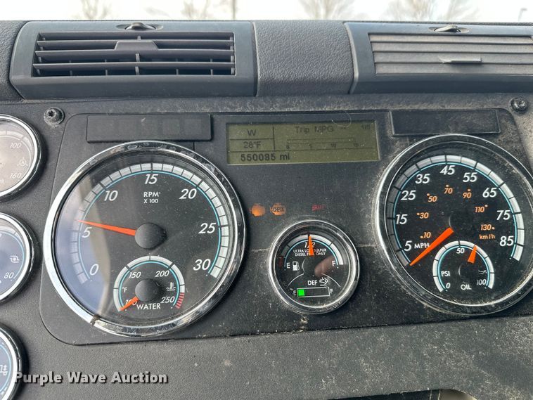 image for item FK1562 2014 Freightliner Cascadia semi truck