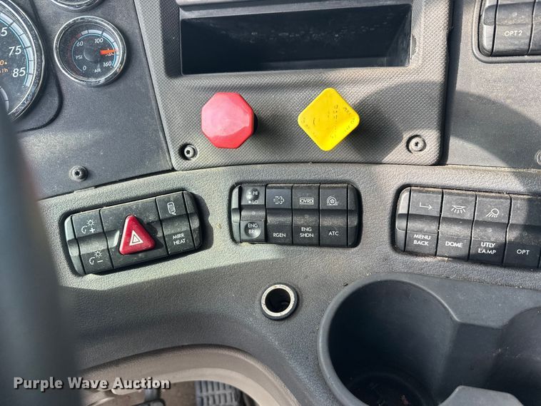 image for item FK1562 2014 Freightliner Cascadia semi truck