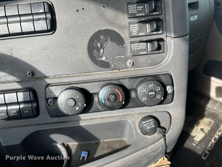 image for item FK1562 2014 Freightliner Cascadia semi truck