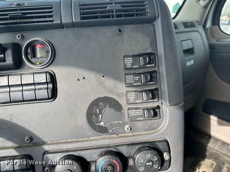 image for item FK1562 2014 Freightliner Cascadia semi truck