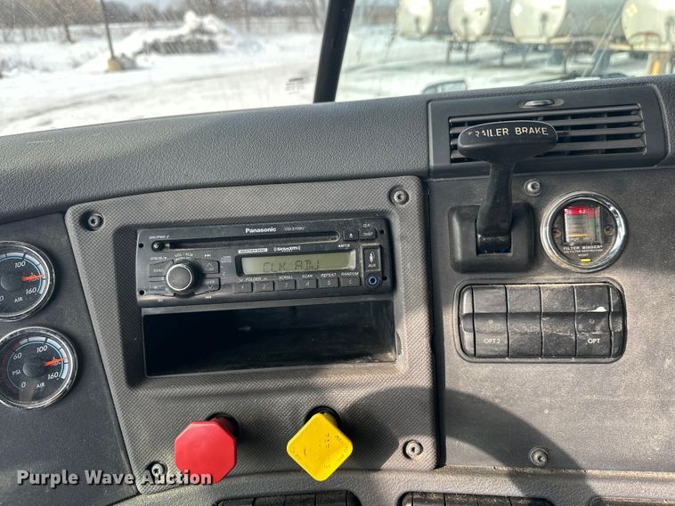 image for item FK1562 2014 Freightliner Cascadia semi truck