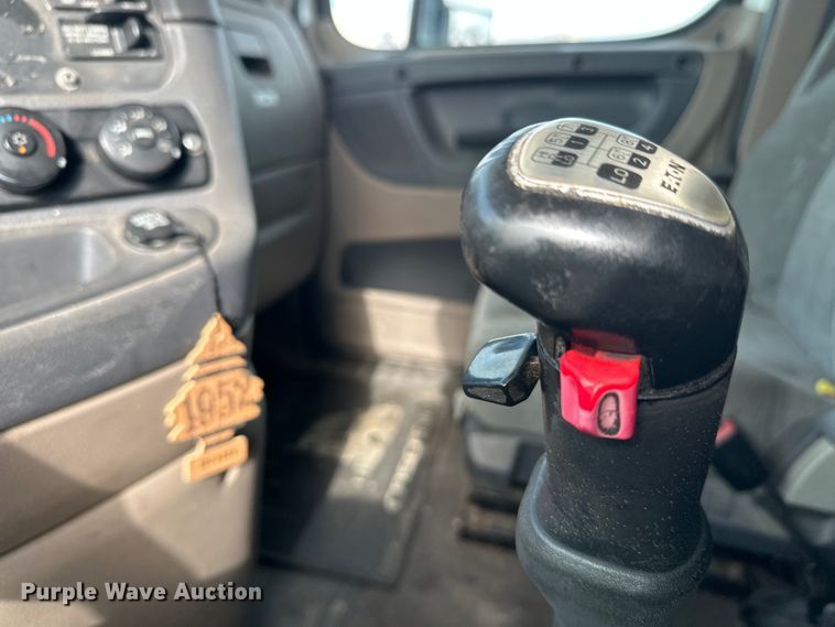 image for item FK1562 2014 Freightliner Cascadia semi truck