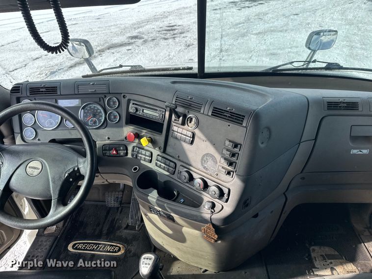 image for item FK1562 2014 Freightliner Cascadia semi truck