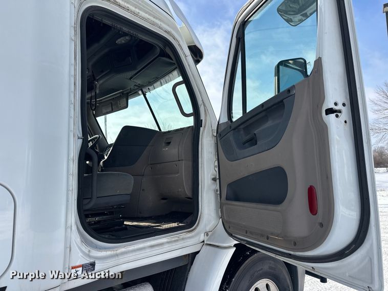 image for item FK1562 2014 Freightliner Cascadia semi truck