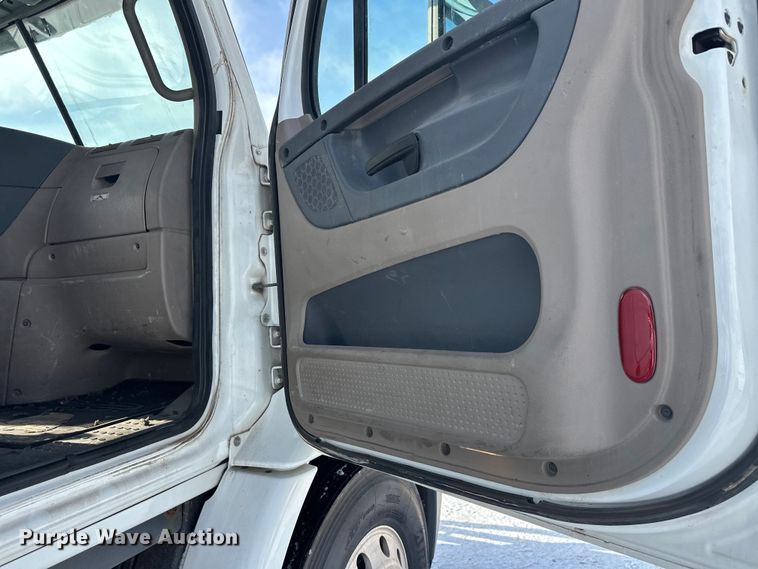 image for item FK1562 2014 Freightliner Cascadia semi truck