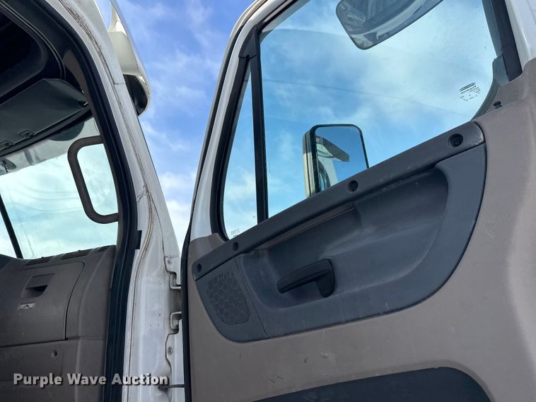 image for item FK1562 2014 Freightliner Cascadia semi truck