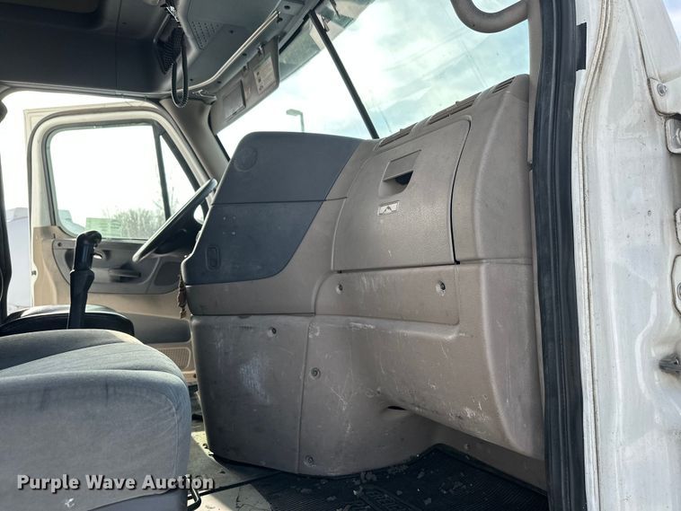 image for item FK1562 2014 Freightliner Cascadia semi truck