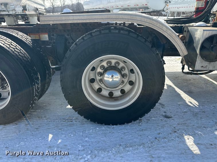 image for item FK1562 2014 Freightliner Cascadia semi truck