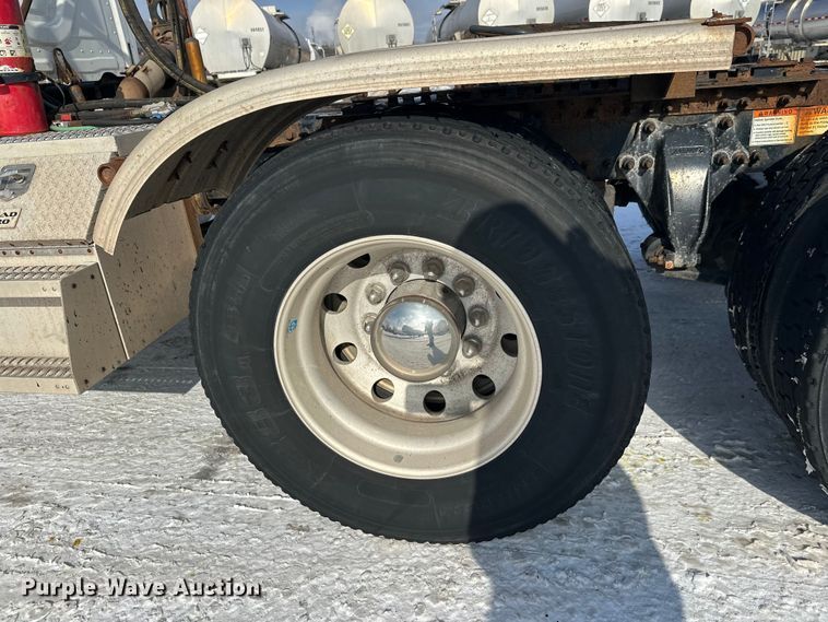 image for item FK1562 2014 Freightliner Cascadia semi truck