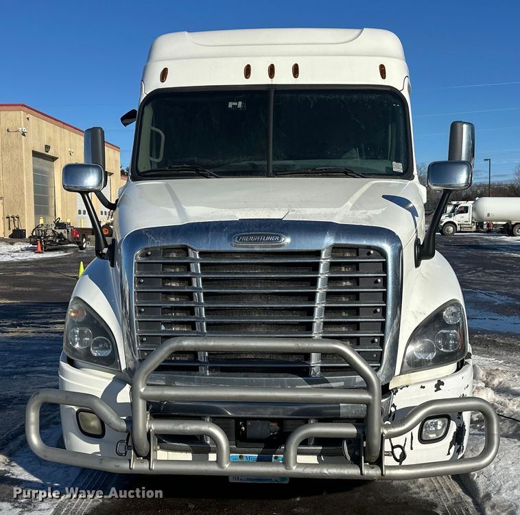 image for item FK1573 2015 Freightliner Cascadia  semi truck