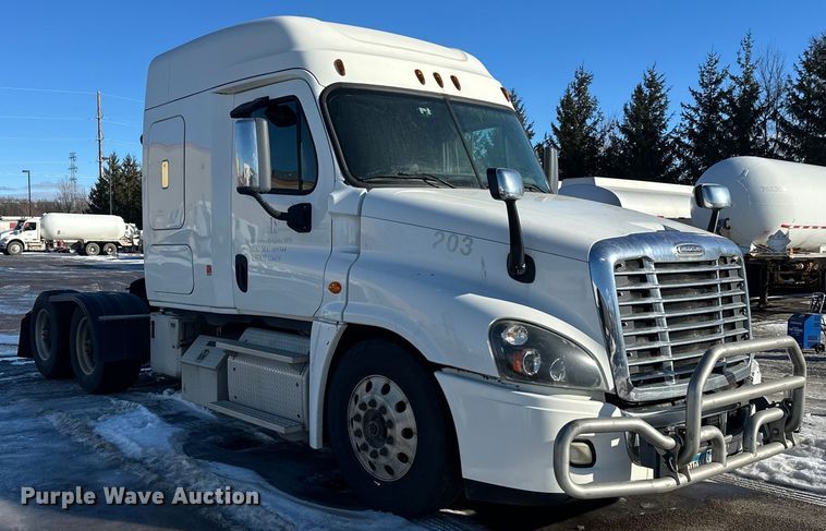 image for item FK1573 2015 Freightliner Cascadia  semi truck