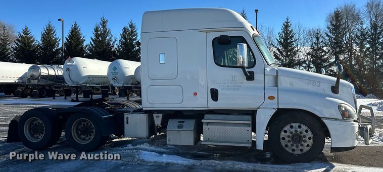 image for item FK1573 2015 Freightliner Cascadia  semi truck