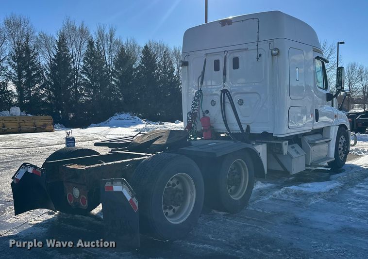 image for item FK1573 2015 Freightliner Cascadia  semi truck