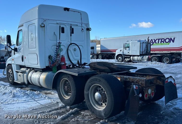 image for item FK1573 2015 Freightliner Cascadia  semi truck