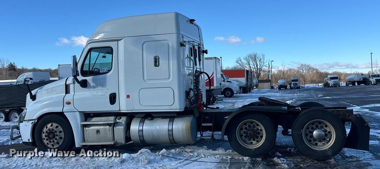 image for item FK1573 2015 Freightliner Cascadia  semi truck