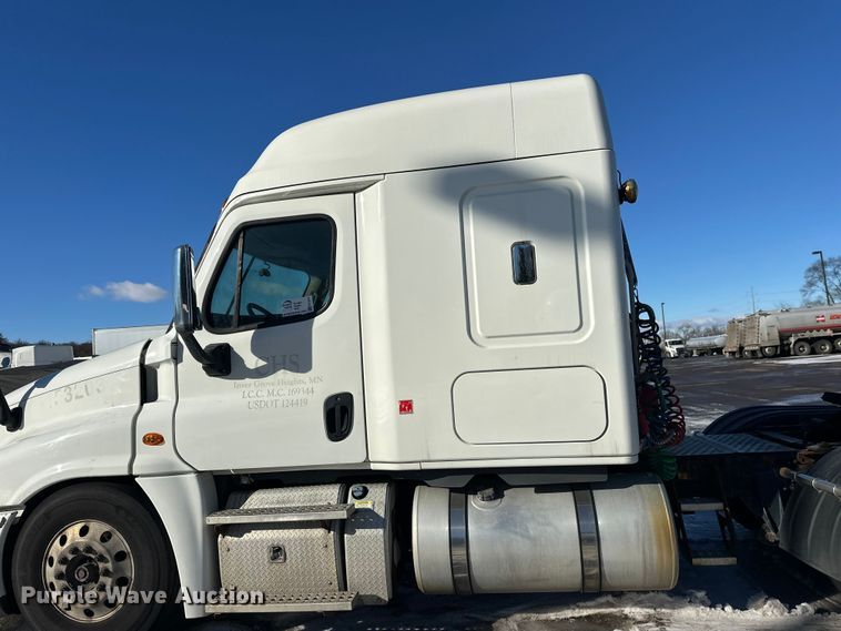 image for item FK1573 2015 Freightliner Cascadia  semi truck