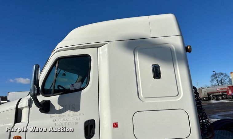 image for item FK1573 2015 Freightliner Cascadia  semi truck