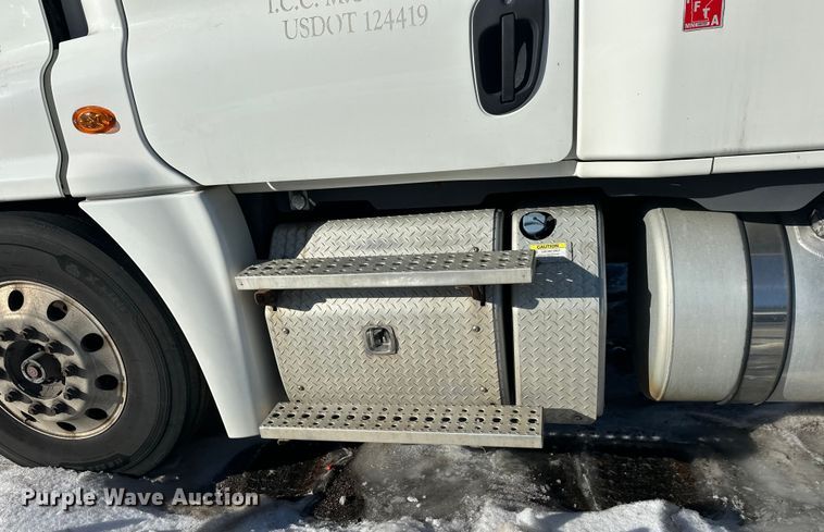 image for item FK1573 2015 Freightliner Cascadia  semi truck