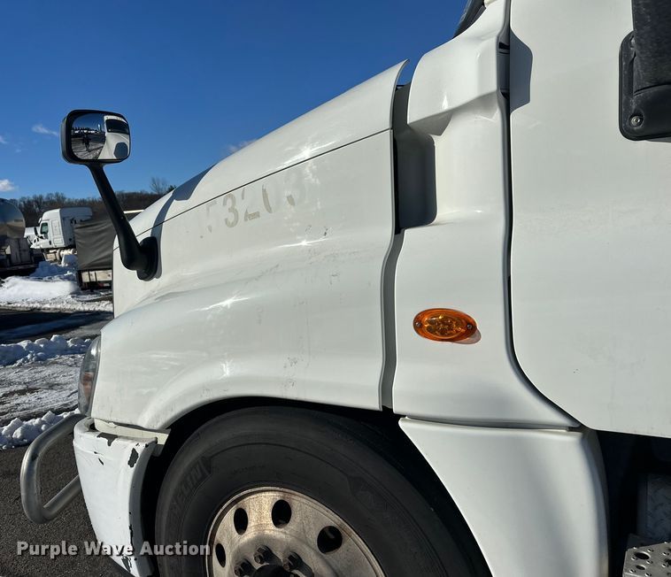 image for item FK1573 2015 Freightliner Cascadia  semi truck