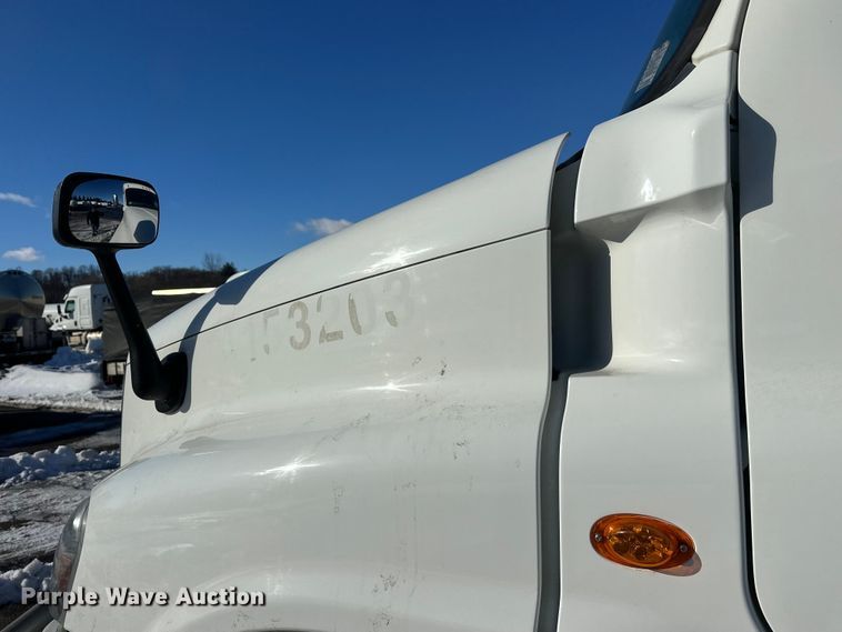 image for item FK1573 2015 Freightliner Cascadia  semi truck