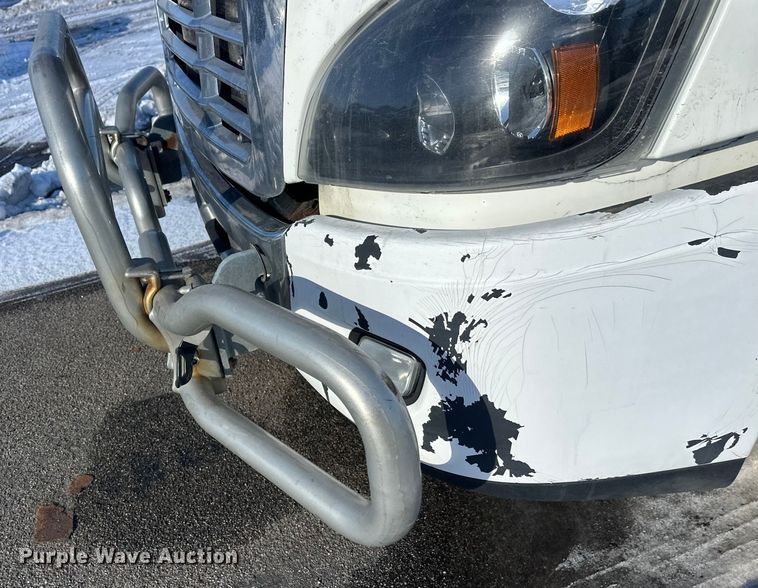 image for item FK1573 2015 Freightliner Cascadia  semi truck