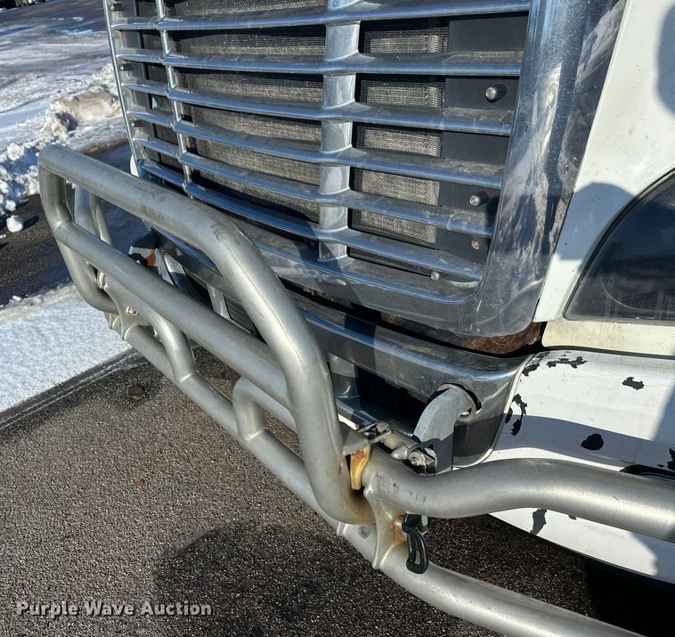 image for item FK1573 2015 Freightliner Cascadia  semi truck