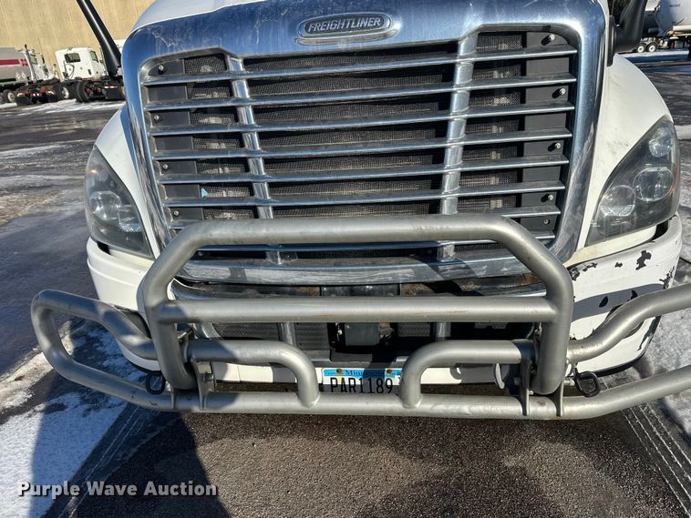 image for item FK1573 2015 Freightliner Cascadia  semi truck